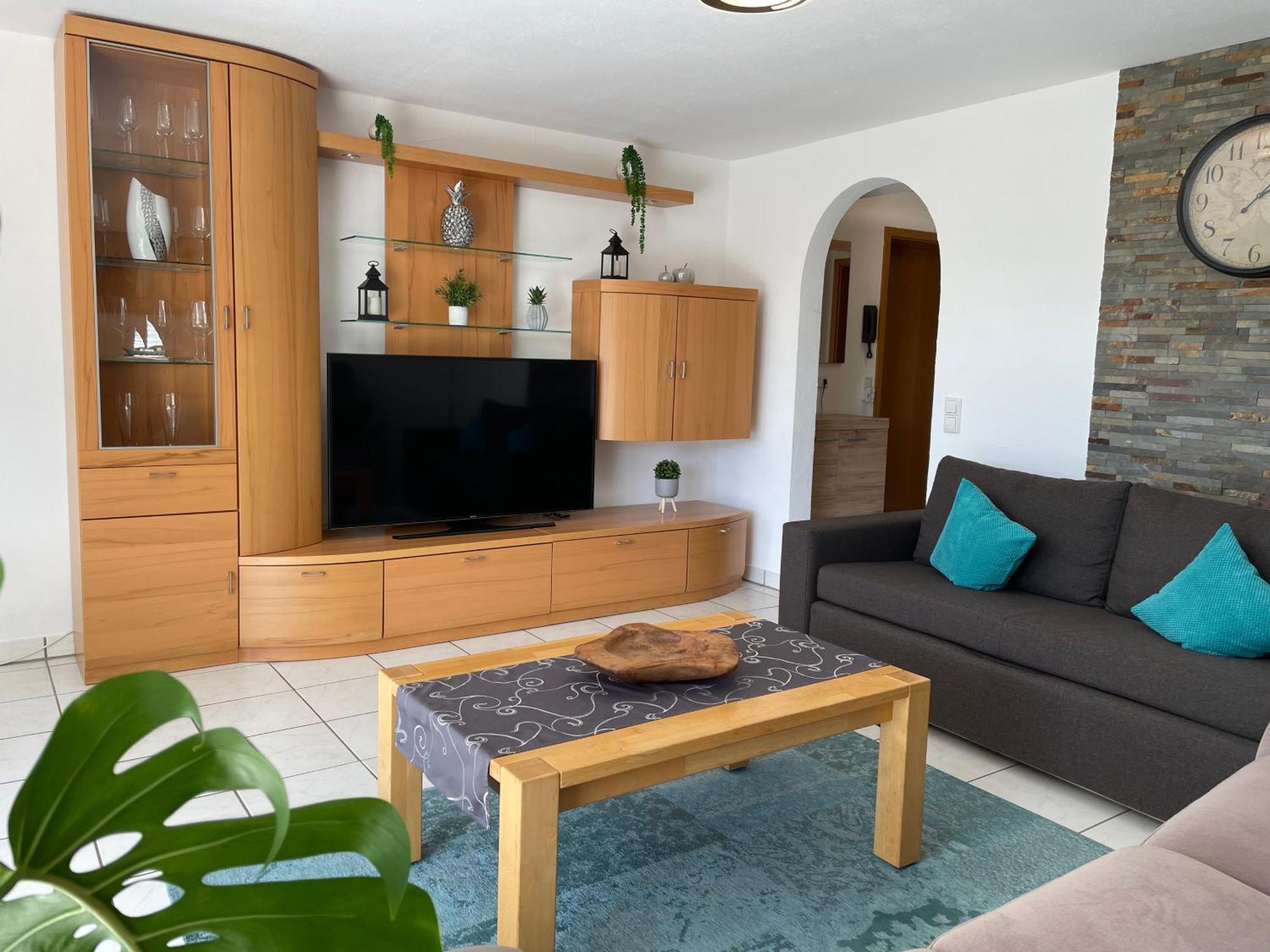 Sonnige Suedwohnung Mit Terrasse, Badesee Apartment